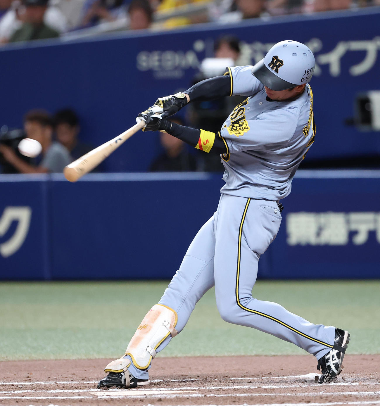 中日対阪神　7回表阪神無死一、二塁、近本は適時二塁打を放つ（撮影・上田博志）