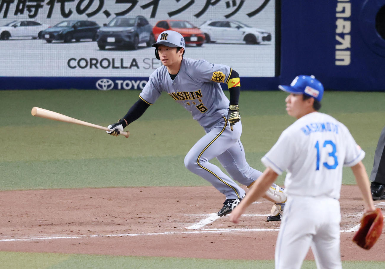 中日対阪神　7回表阪神無死一、二塁、近本は右越え適時二塁打を放つ。投手橋本（撮影・加藤哉）