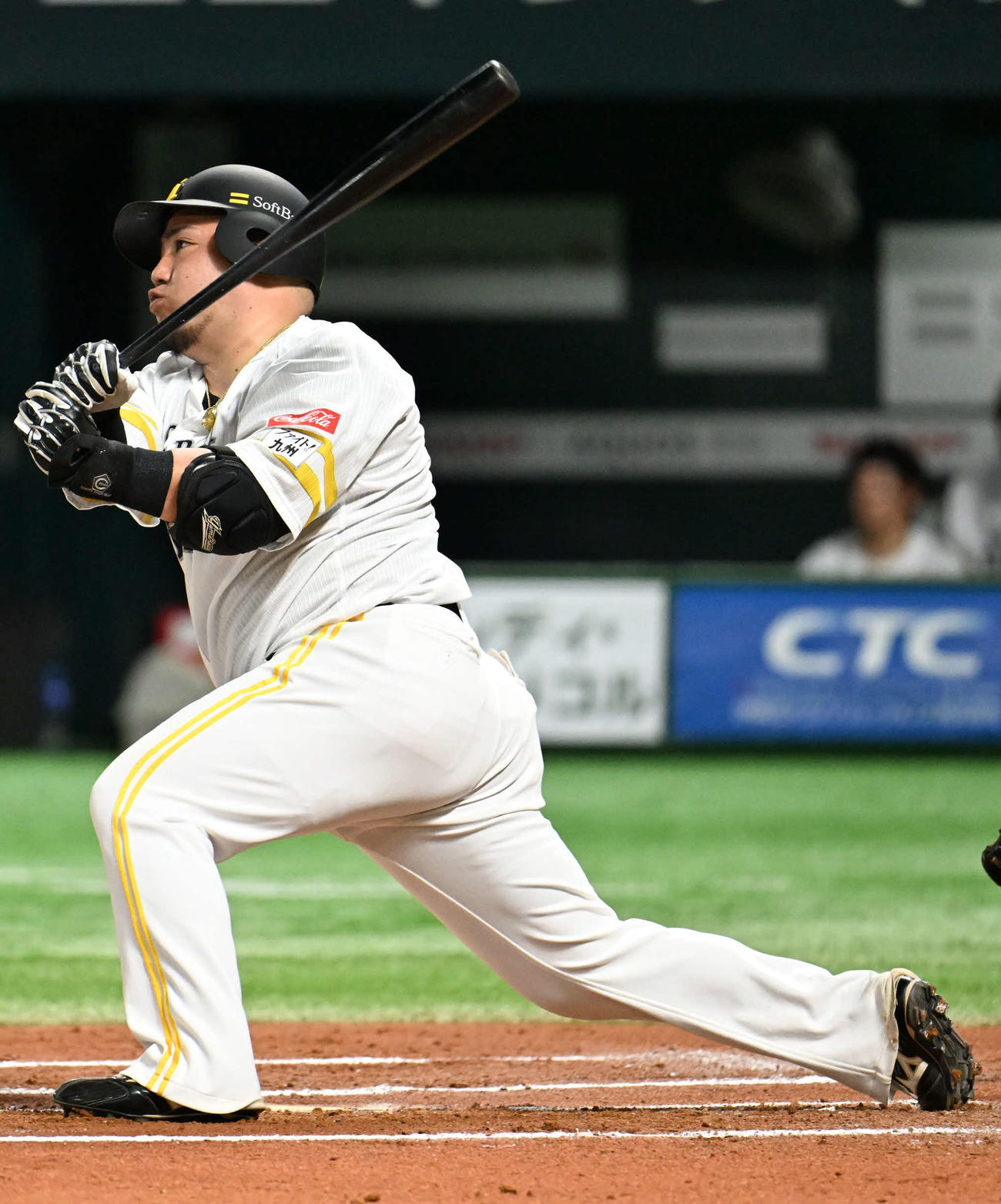 ソフトバンク対オリックス　6回裏ソフトバンク1死、山川は中前安打を放つ（撮影・林敢治）