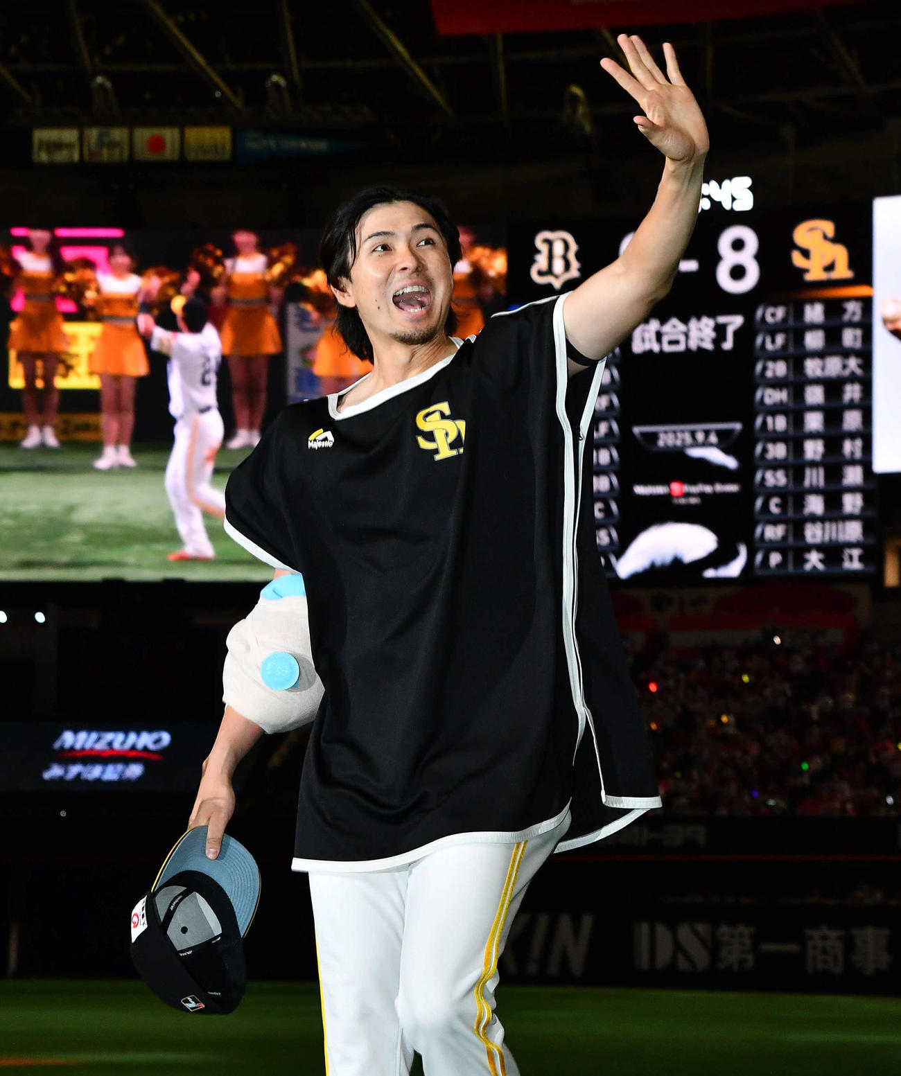 ソフトバンク対オリックス　今季11勝目を挙げた上沢はファンに笑顔で手を振りながら場内を一周する（撮影・岩下翔太）