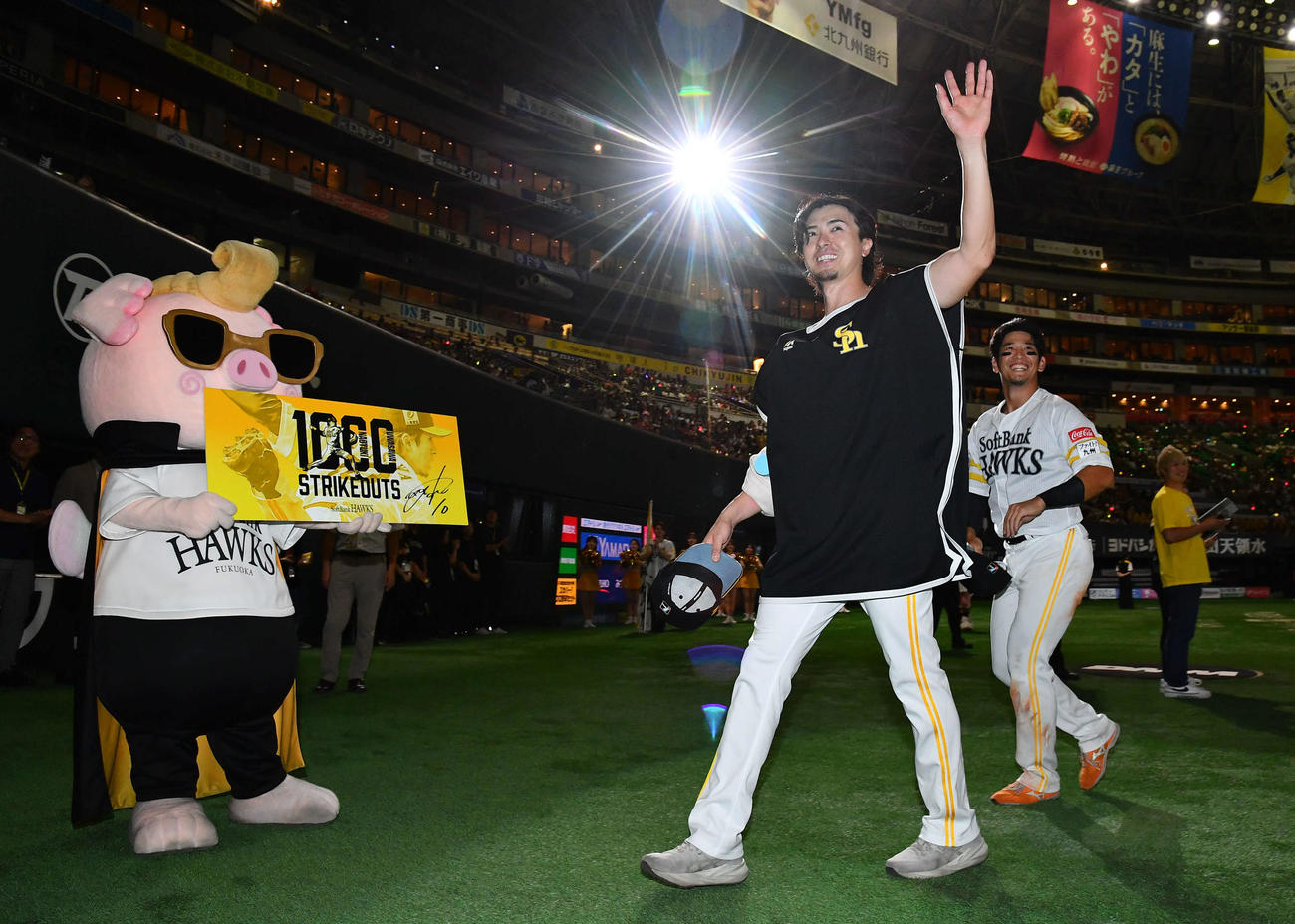 ソフトバンク対オリックス　今季11勝目を挙げた上沢（中央）はファンに笑顔で手を振りながら引き揚げる。右は栗原（撮影・岩下翔太）