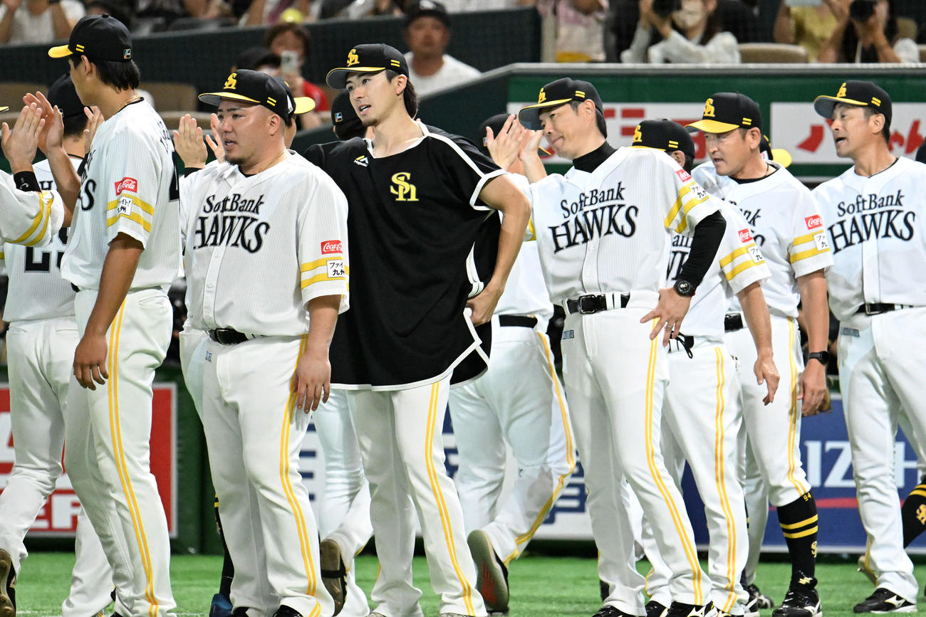 ソフトバンク対オリックス　勝利を収めタッチを交わすホークスナイン（撮影・林敢治）