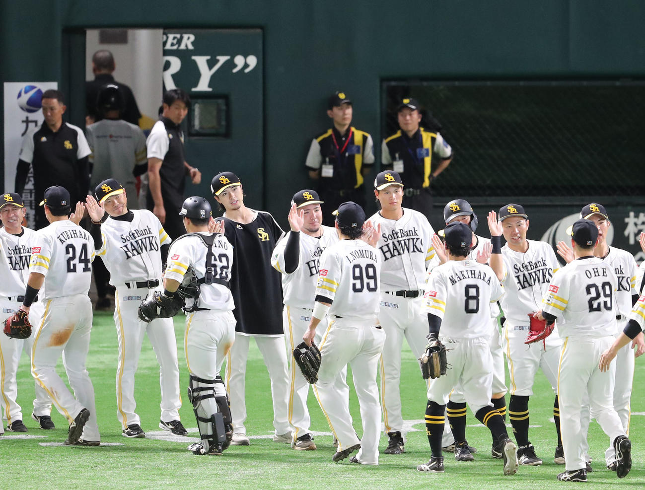 ソフトバンク対オリックス　オリックスに連勝しベンチ前でハイタッチをかわすソフトバンクナイン（撮影・梅根麻紀）