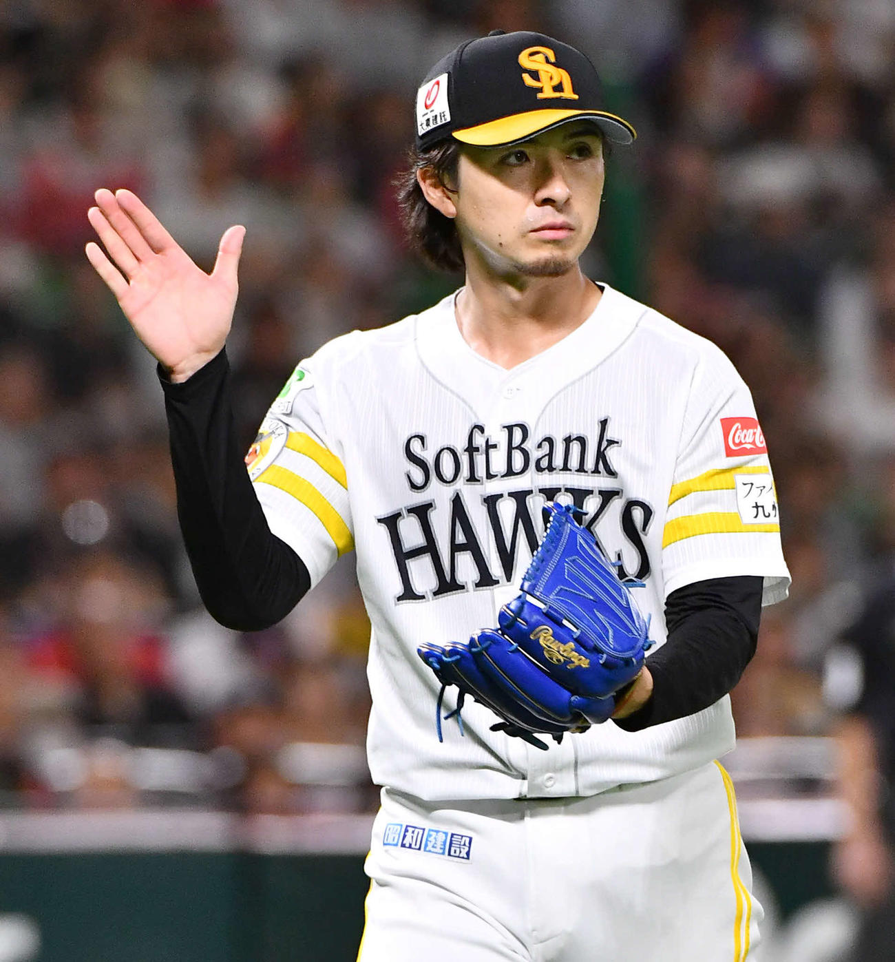 ソフトバンク対オリックス　8回表オリックス2死、麦谷を空振り三振に抑え、グラブをたたく上沢（撮影・岩下翔太）