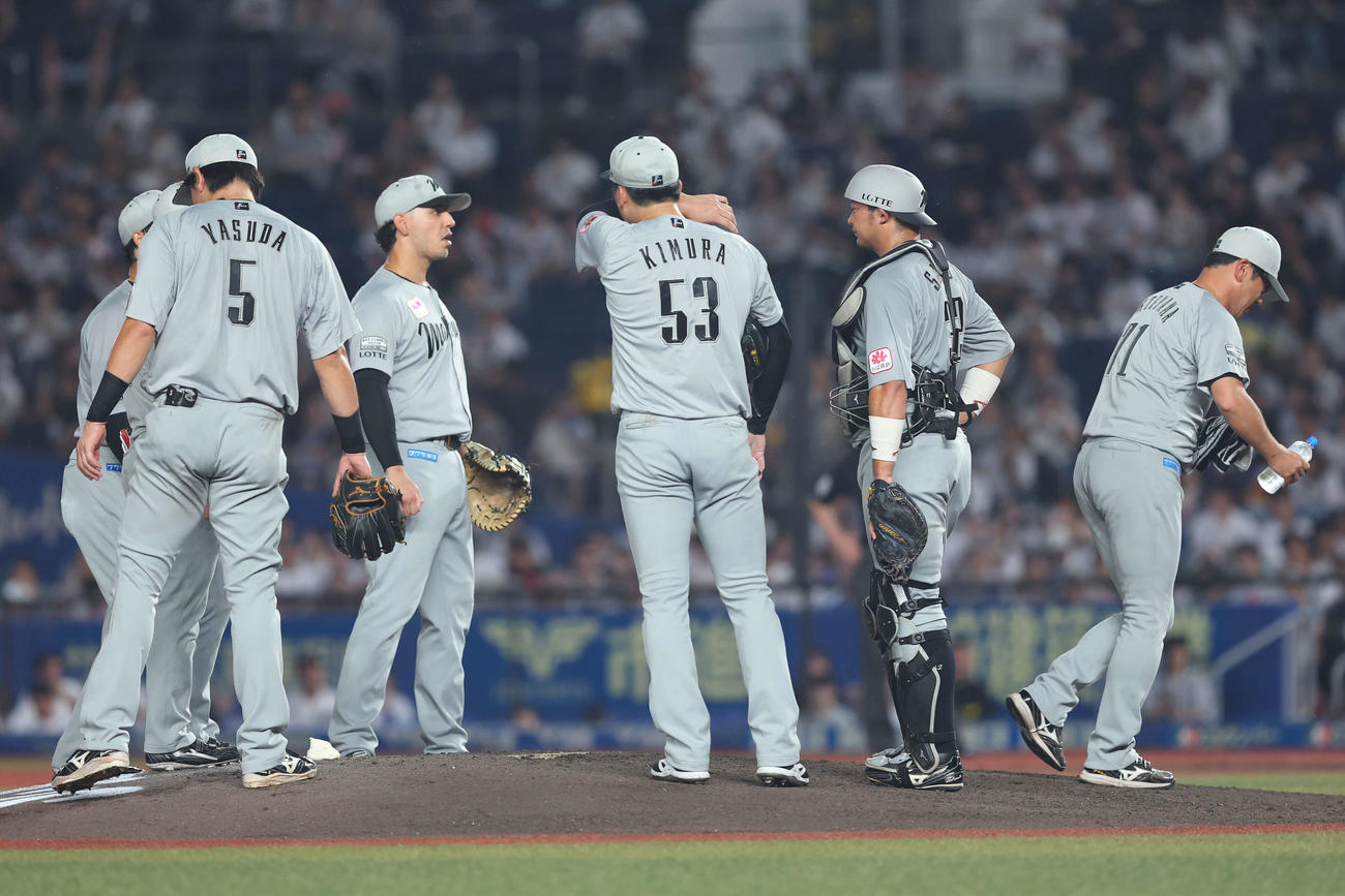 ロッテ対日本ハム　3回表、マウンドに集まるロッテナイン（撮影・河田真司）