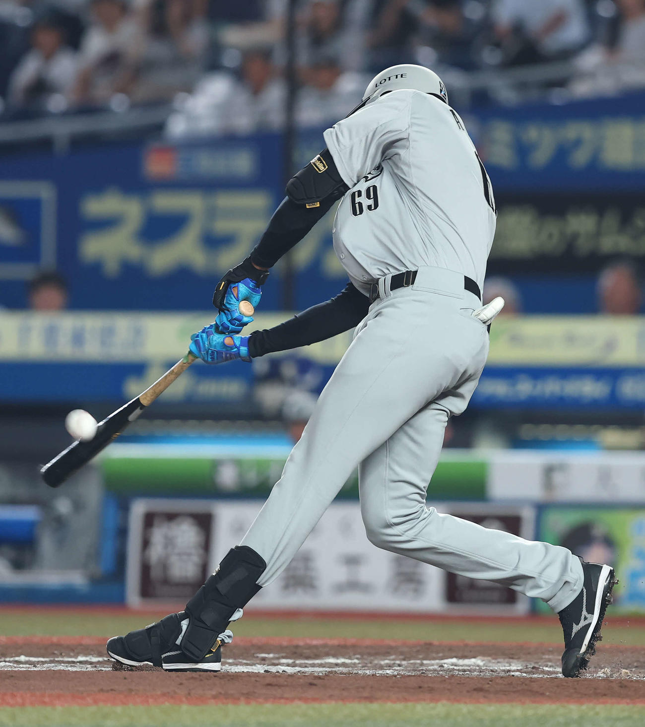 ロッテ対日本ハム　8回裏ロッテ無死一塁、左越え2点本塁打を放つアセベド（撮影・河田真司）