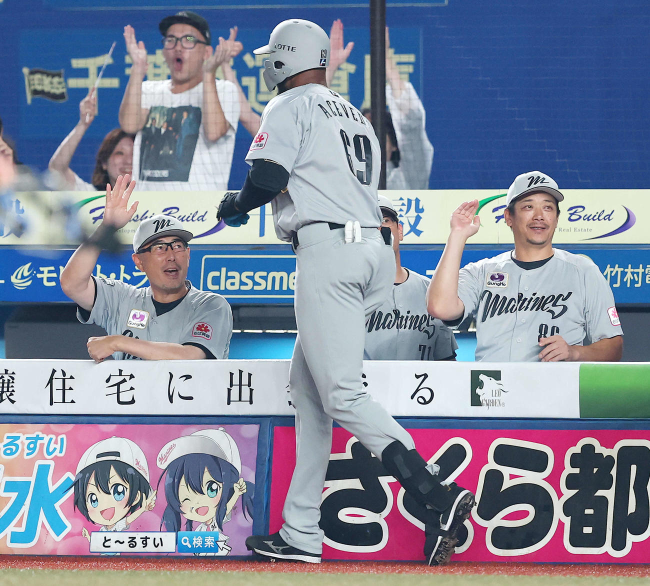 ロッテ対日本ハム　8回裏ロッテ無死一塁、左越え2点本塁打で生還するアセベド（中央）を迎える吉井監督（左）（撮影・河田真司）