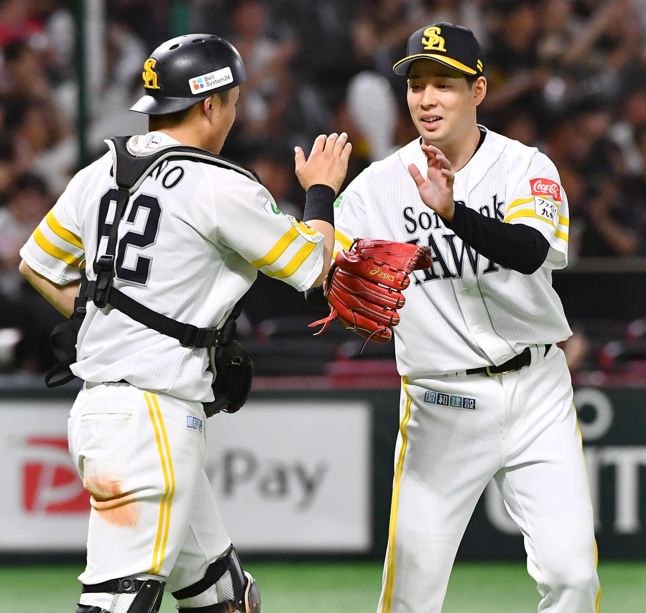 ソフトバンク対オリックス　最終回を抑えて勝利し、海野（左）とタッチを交わす大江（撮影・岩下翔太）