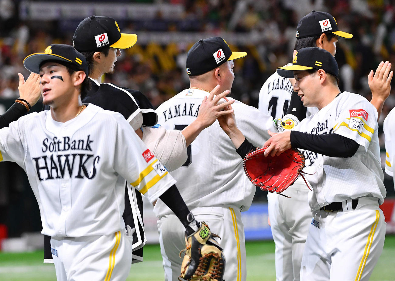 ソフトバンク対オリックス　今季11勝目を挙げた上沢（左から2人目）は大江からウイニングボールを受け取る（撮影・岩下翔太）