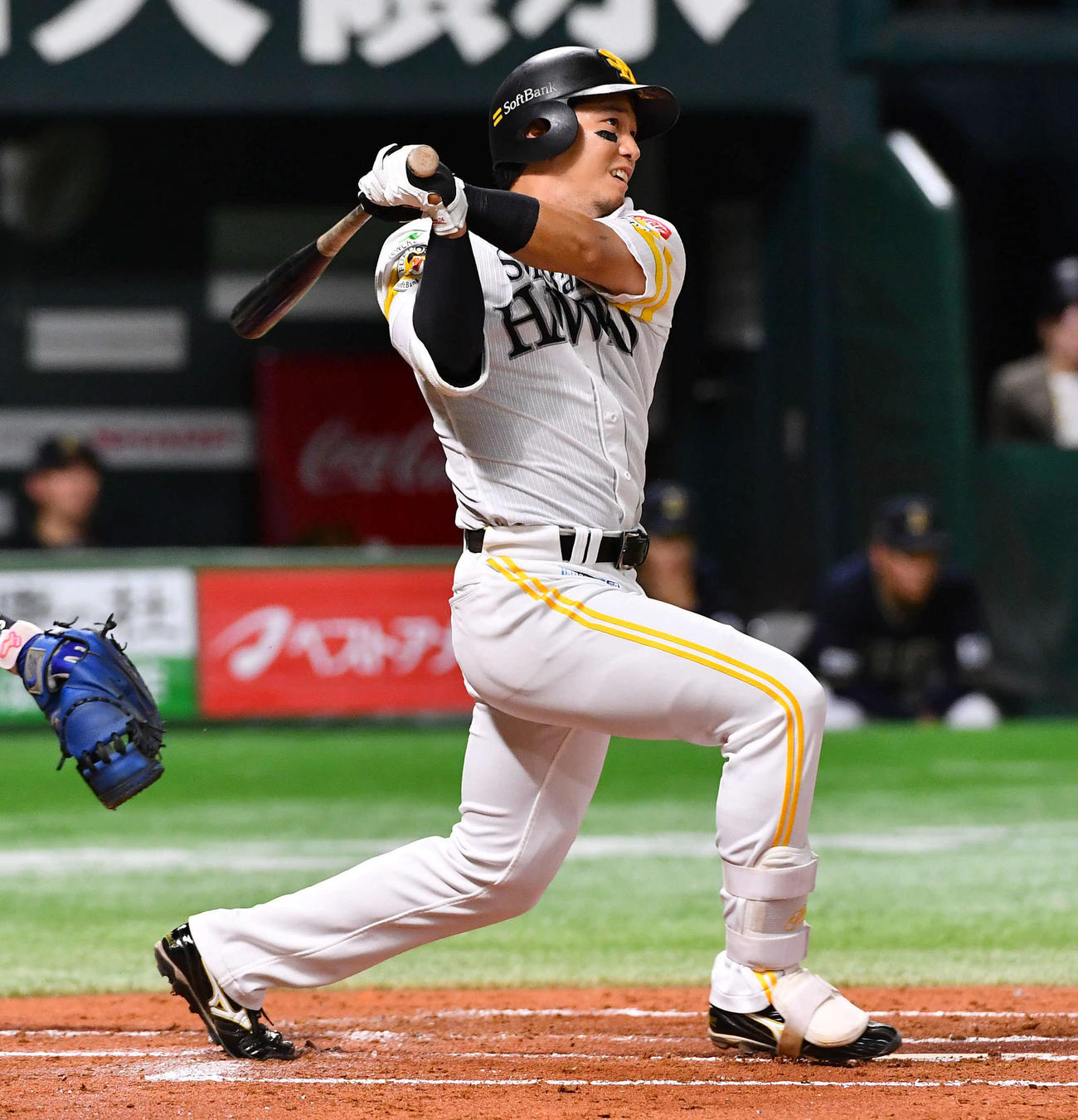 ソフトバンク対オリックス　1回裏ソフトバンク2死一、三塁、栗原は先制の右越え3点本塁打を放つ（撮影・岩下翔太）