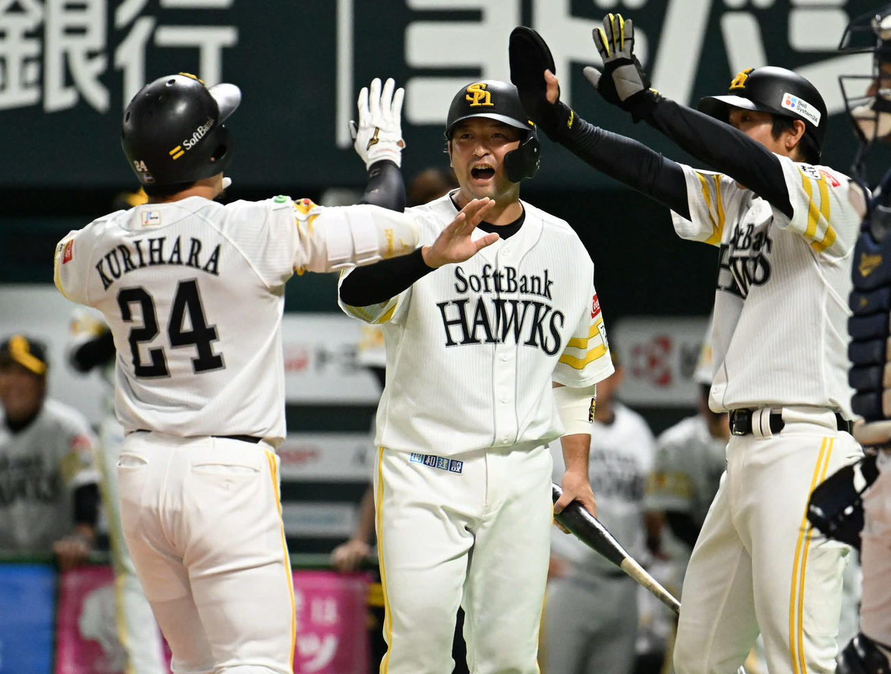 ソフトバンク対オリックス　1回裏ソフトバンク2死一、三塁、栗原（左）は先制となる3点本塁打を放つ（撮影・林敢治）