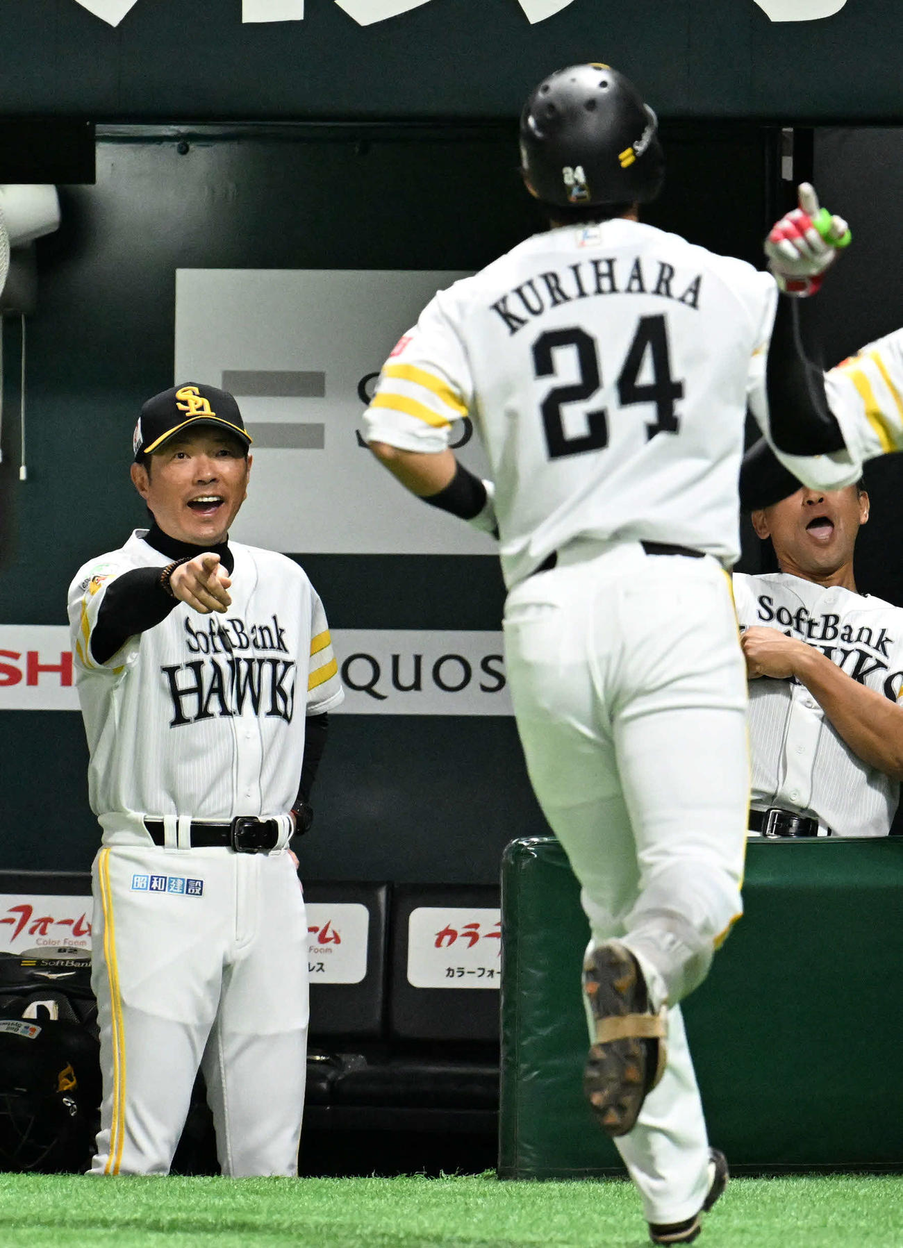 ソフトバンク対オリックス　1回裏ソフトバンク2死一、三塁、栗原（右）は先制となる3点本塁打を放つ（撮影・林敢治）
