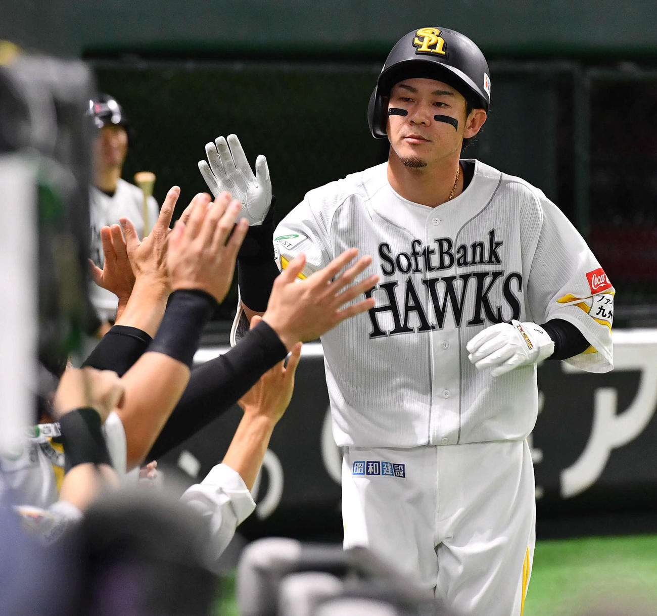 ソフトバンク対オリックス　7回裏ソフトバンク1死、右越え本塁打を放ち、ナインとタッチを交わす牧原大（撮影・岩下翔太）