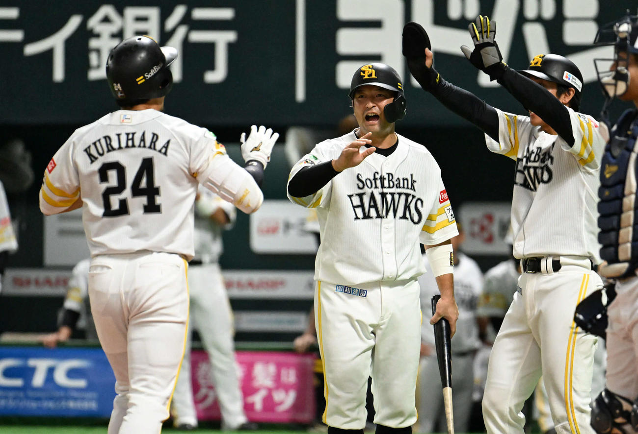 ソフトバンク対オリックス　1回裏ソフトバンク2死一、三塁、栗原（左）は先制となる3点本塁打を放つ（撮影・林敢治）