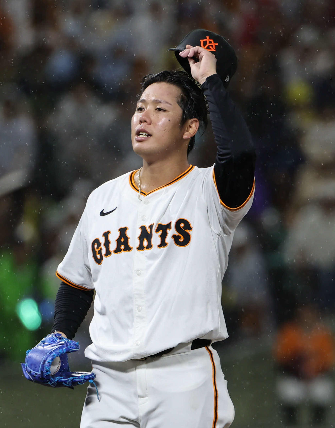巨人対ヤクルト　4回表ヤクルト無死一、二塁、先発の又木は岩田に死球を与え謝罪（撮影・西尾就之）