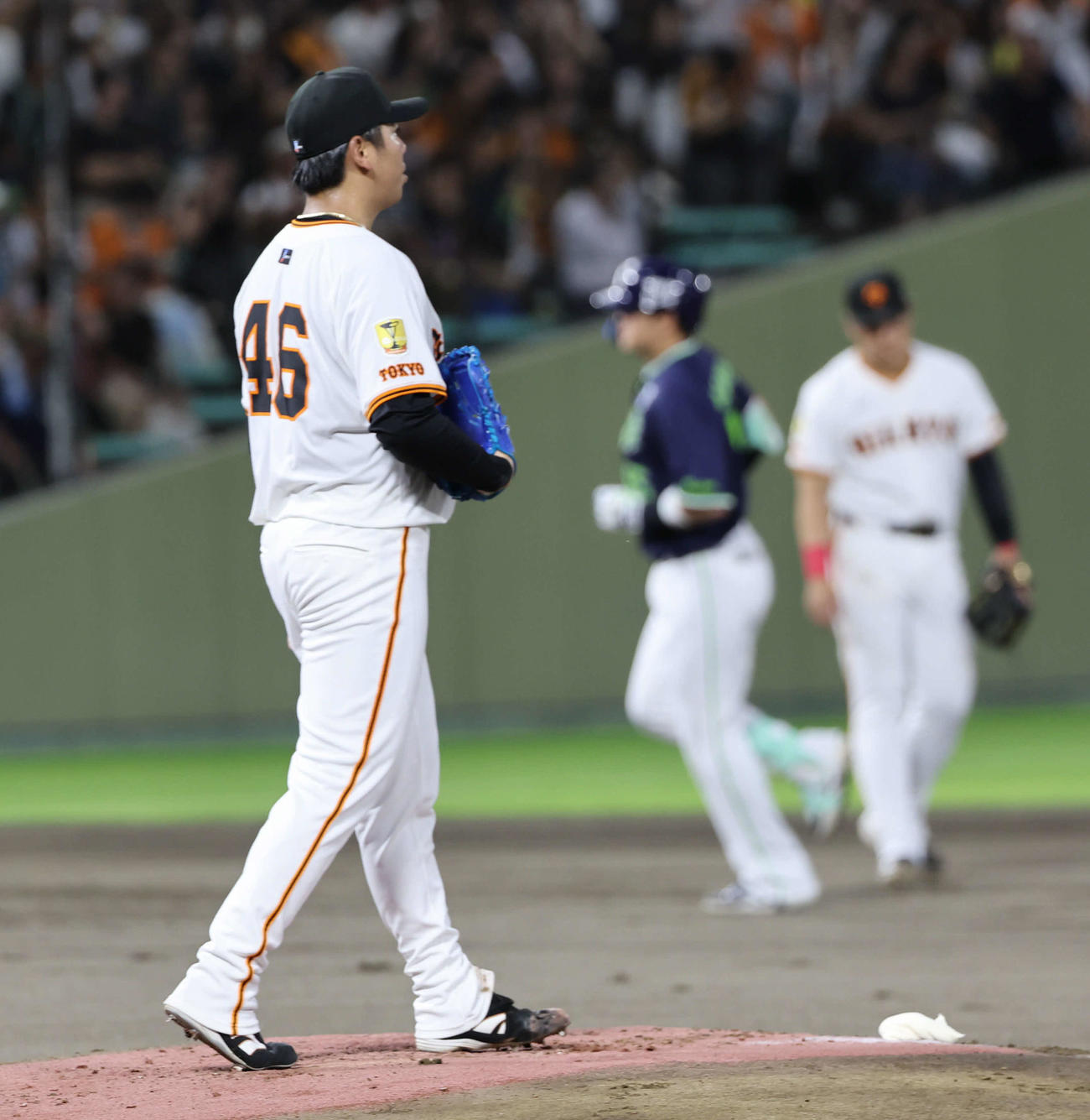 巨人対ヤクルト　1回表ヤクルト2死二塁、村上（右）に本塁打を打たれた巨人先発の又木（撮影・西尾就之）