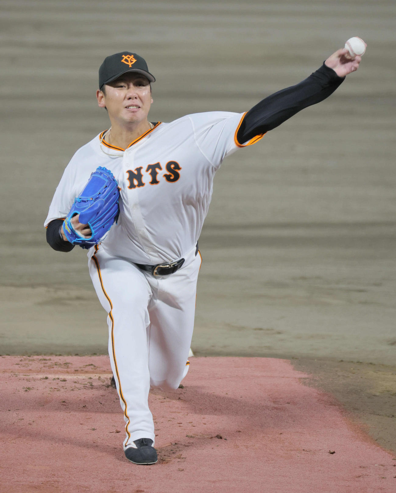 巨人対ヤクルト　巨人先発の又木（撮影・宮崎幸一）