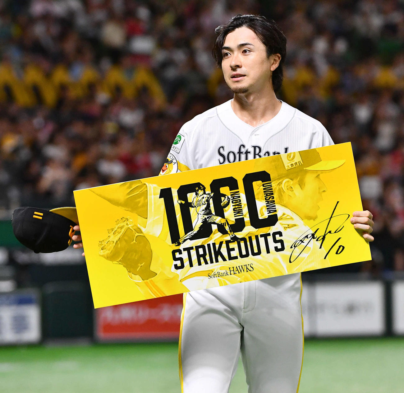 ソフトバンク対オリックス　3回表終了後、通算1000奪三振を達成した上沢は記念ボードを手にする（撮影・岩下翔太）