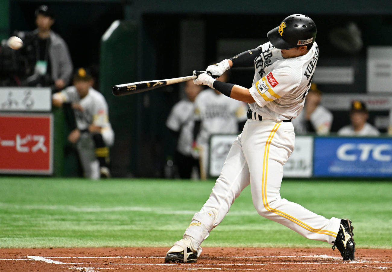 ソフトバンク対オリックス　1回裏ソフトバンク2死一、三塁、栗原は先制となる3点本塁打を放つ（撮影・林敢治）