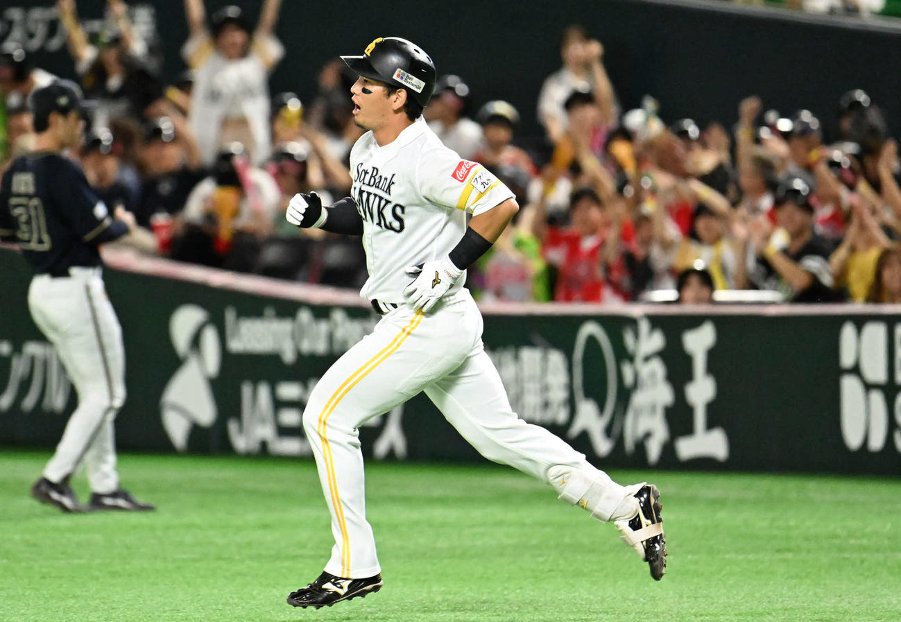 ソフトバンク対オリックス　1回裏ソフトバンク2死一、三塁、栗原は先制となる3点本塁打を放つ（撮影・林敢治）