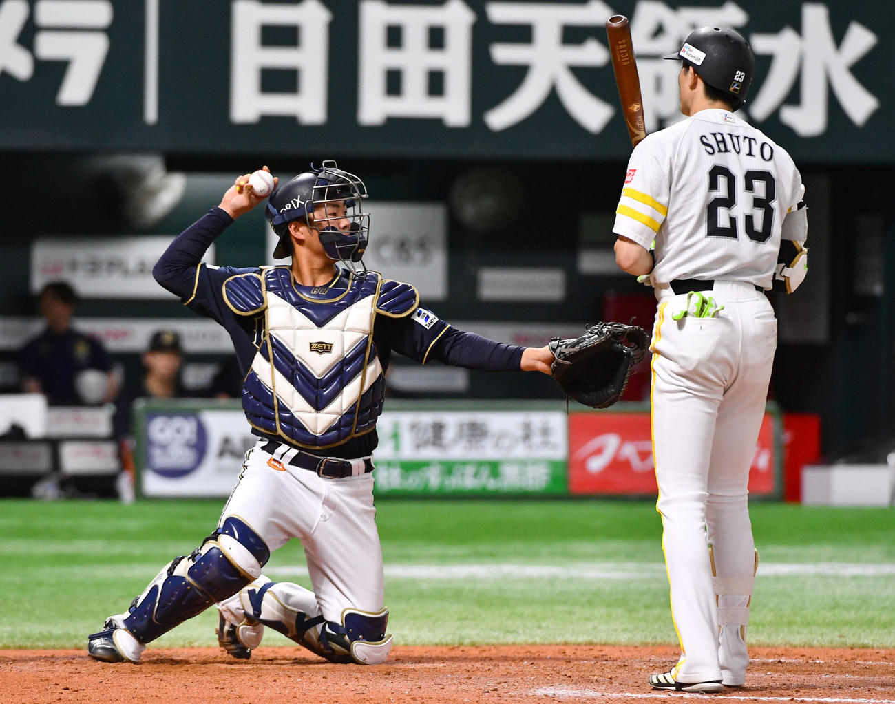 ソフトバンク対オリックス　8回裏、プロ初出場のオリックス堀（左）（撮影・岩下翔太）