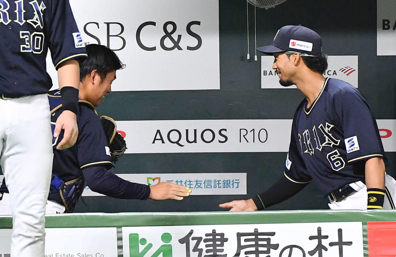 ソフトバンク対オリックス　8回裏終了後、プロ初出場を終えた堀（左）はベンチで宗と笑顔でタッチを交わす（撮影・岩下翔太）