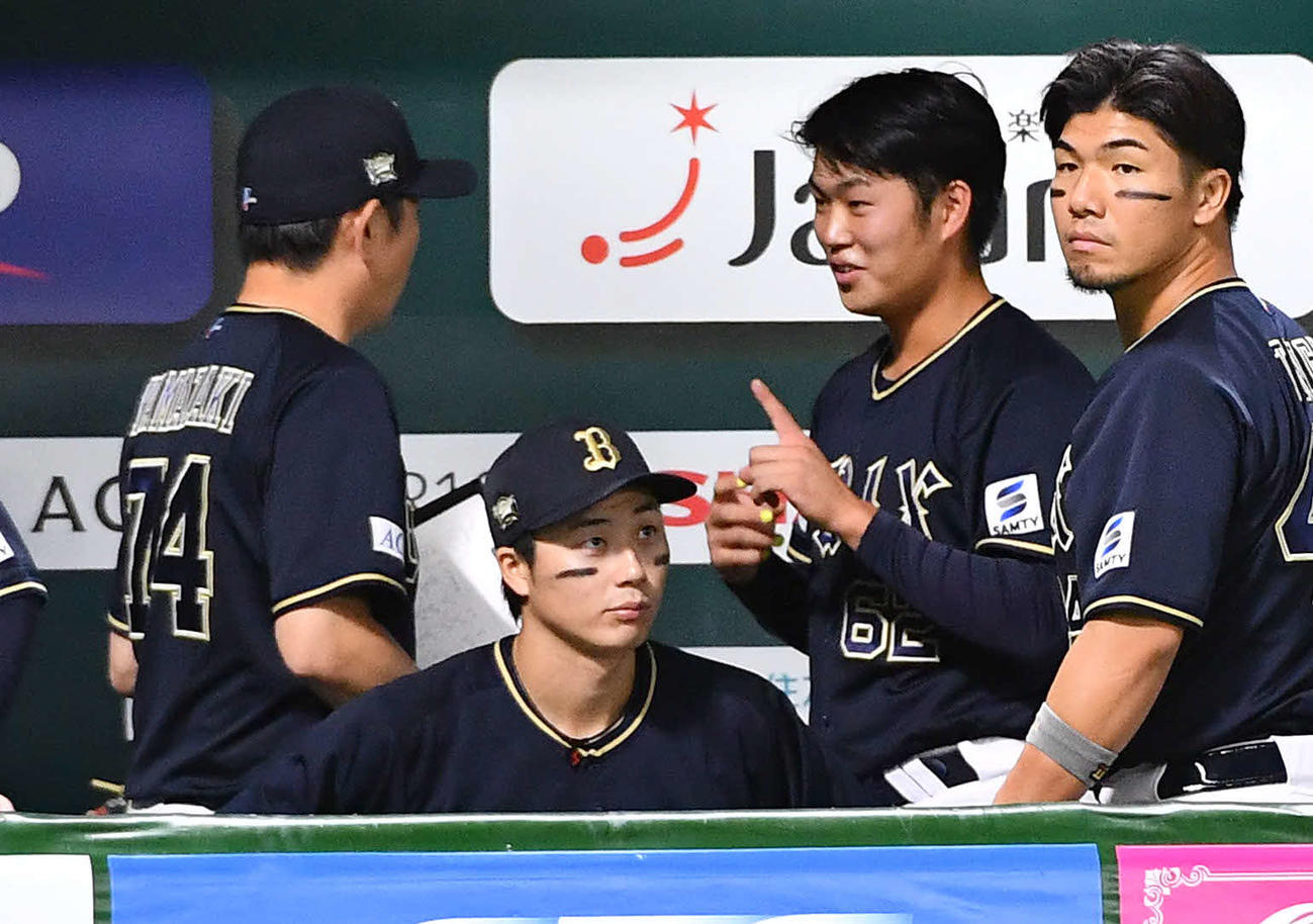 ソフトバンク対オリックス　8回裏終了後、プロ初出場を終えた堀（右から2人目）はベンチで山崎コーチと笑顔で話す（撮影・岩下翔太）