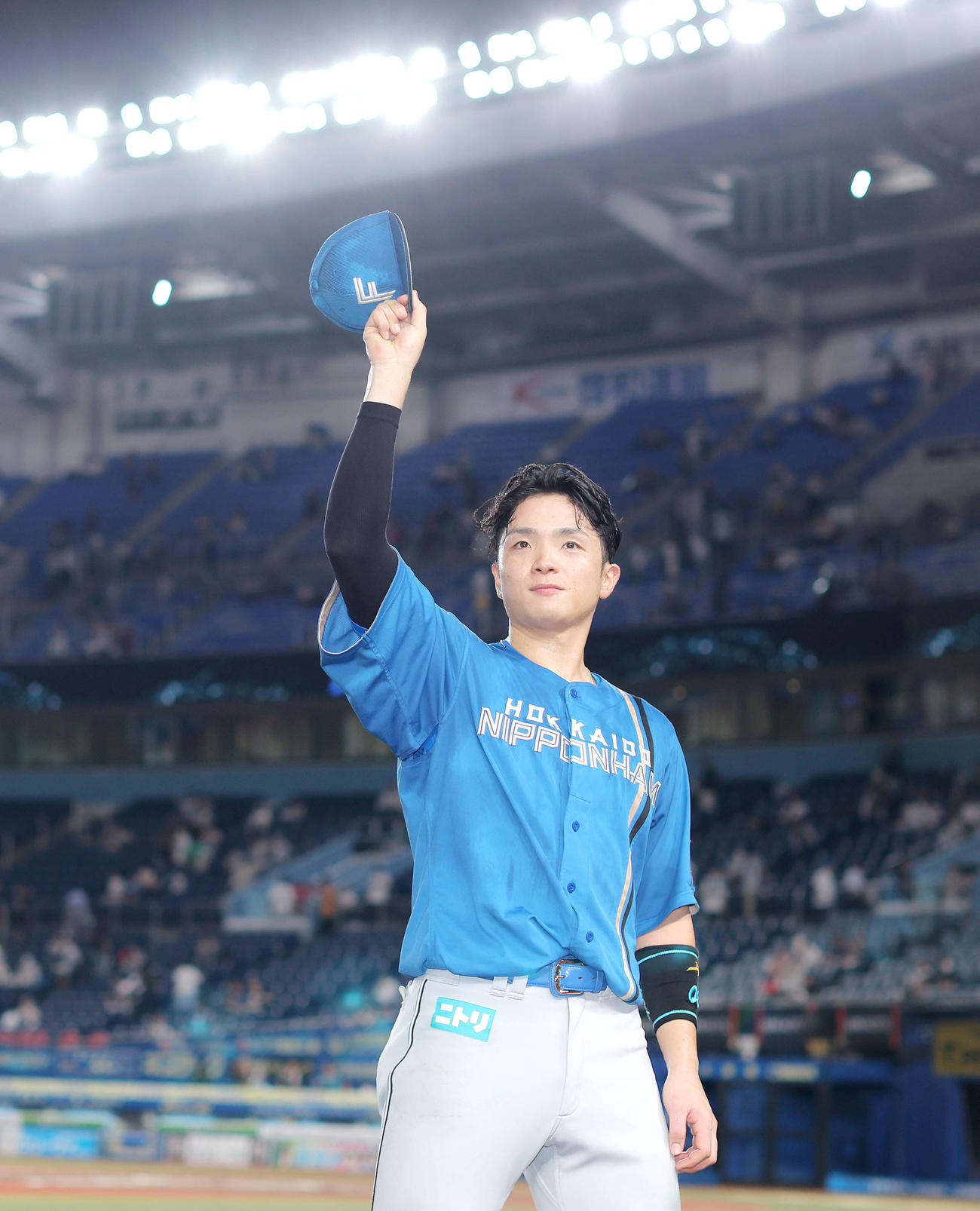 ロッテ対日本ハム　ロッテに勝利し、ファンの声援に応えながら引き揚げる日本ハム郡司（撮影・河田真司）