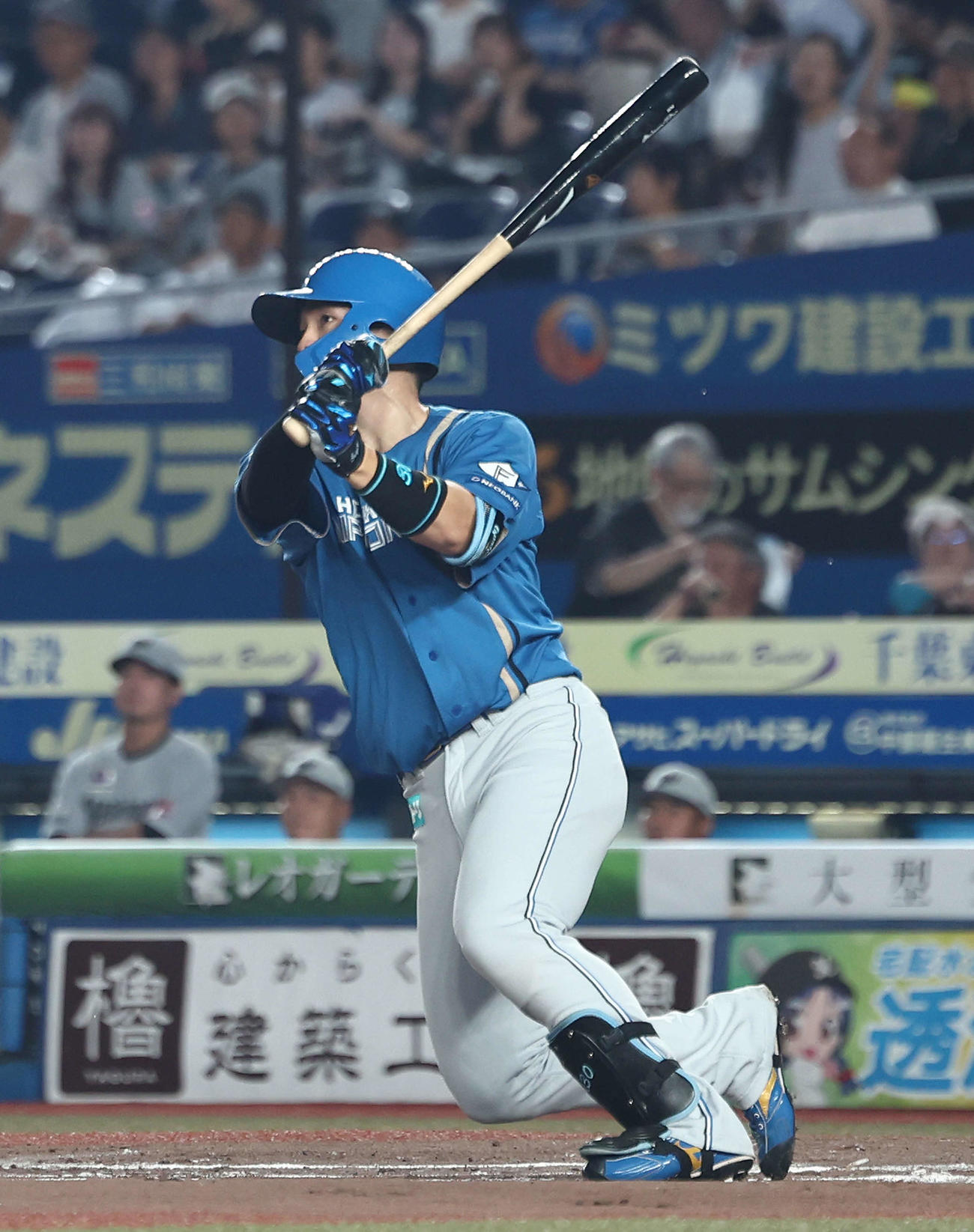 ロッテ対日本ハム　2回表日本ハム1死、左越え先制ソロ本塁打を放つ郡司（撮影・河田真司）