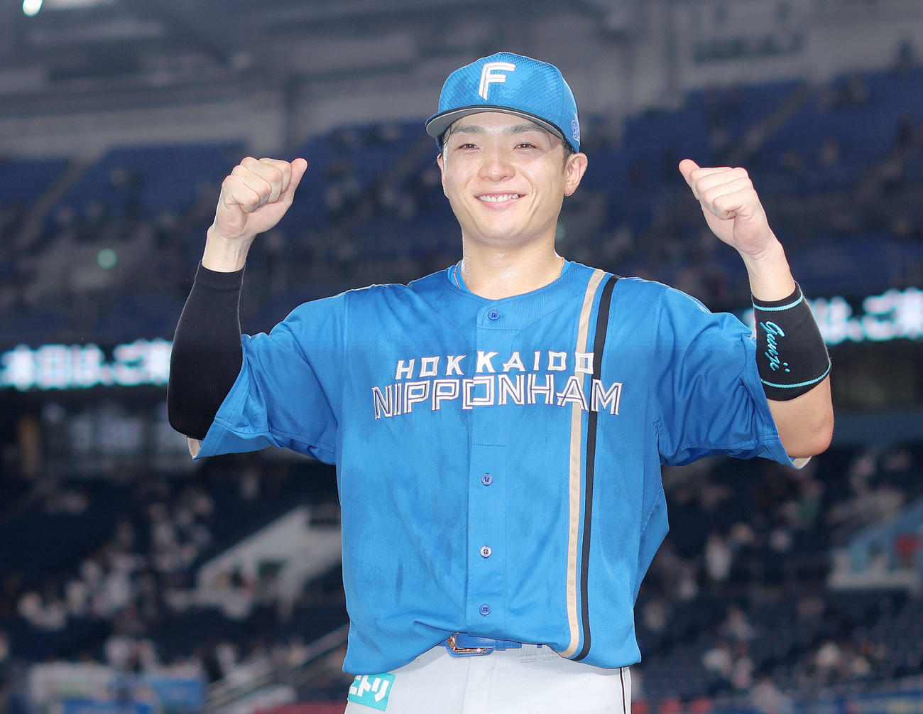 ロッテ対日本ハム　ロッテに勝利し、ガッツポーズで写真に納まる郡司（撮影・河田真司）