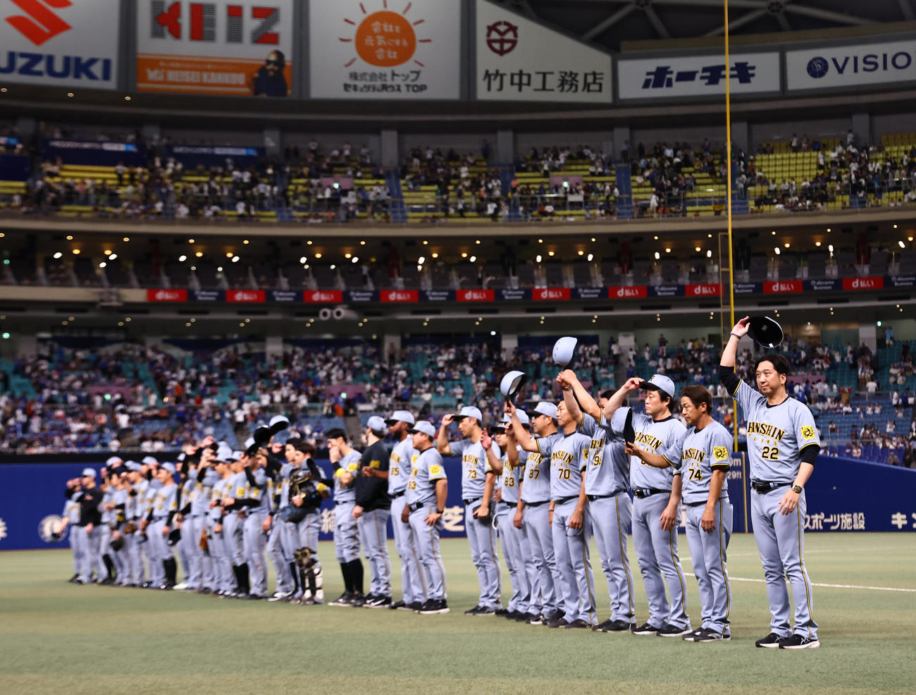 中日対阪神　バンテリンドームナゴヤ最終戦を終えた藤川監督（右）とナインはファンにあいさつをする（撮影・上田博志）