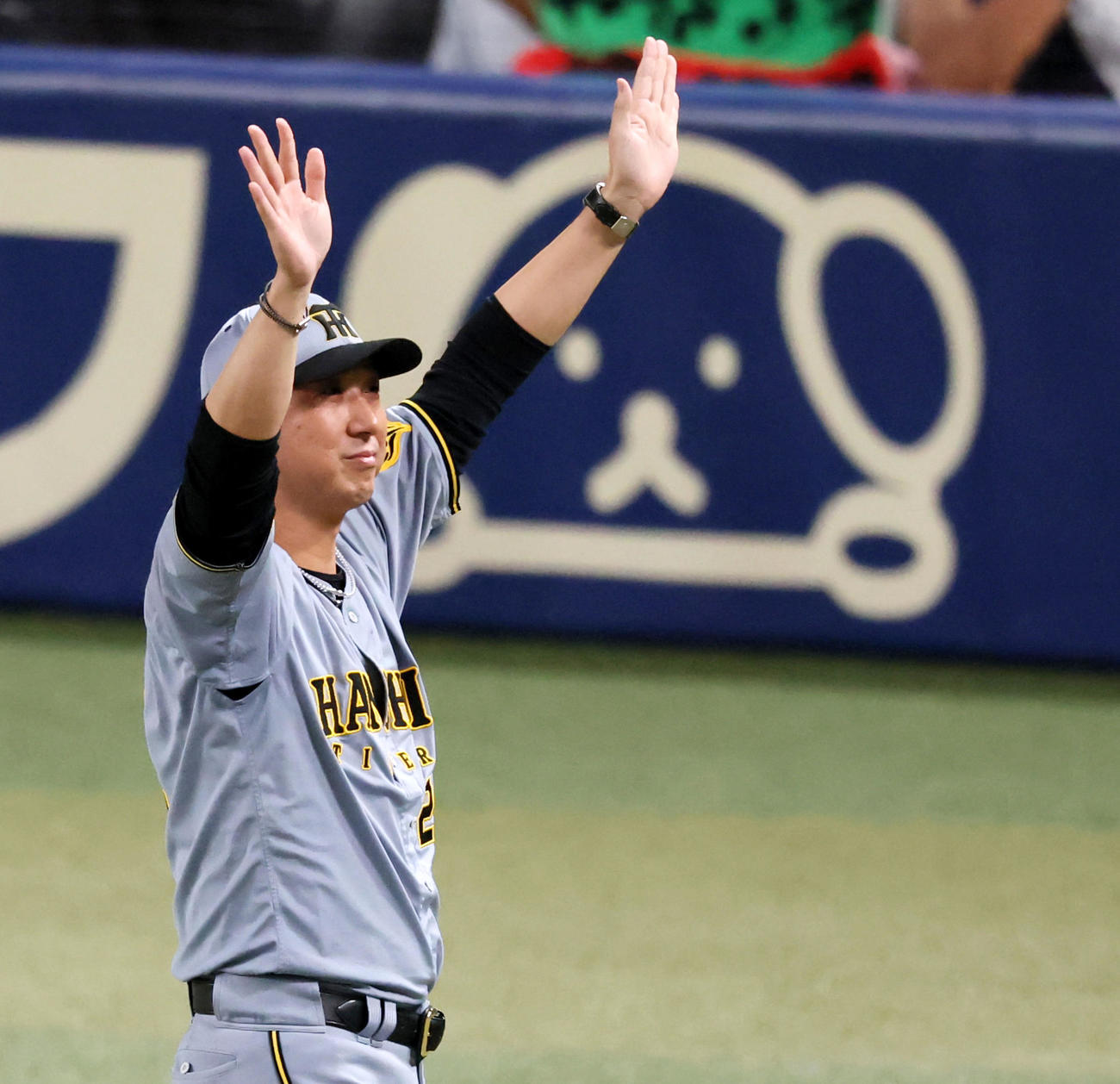 中日対阪神　レギュラーシーズンのバンテリンドームナゴヤ最終戦を勝利しファンにあいさつする阪神藤川監督（撮影・加藤哉）