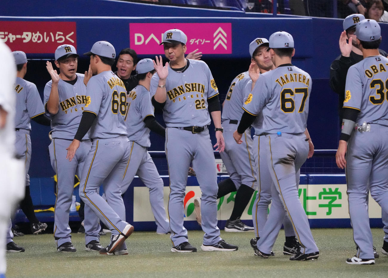 中日対阪神　試合終了、中日勝利し藤川監督（中央）はナインを迎える（撮影・森本幸一）