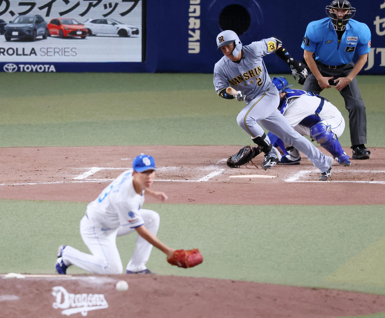 中日対阪神　7回表阪神無死、梅野は中前打を放つ。投手橋本（撮影・加藤哉）