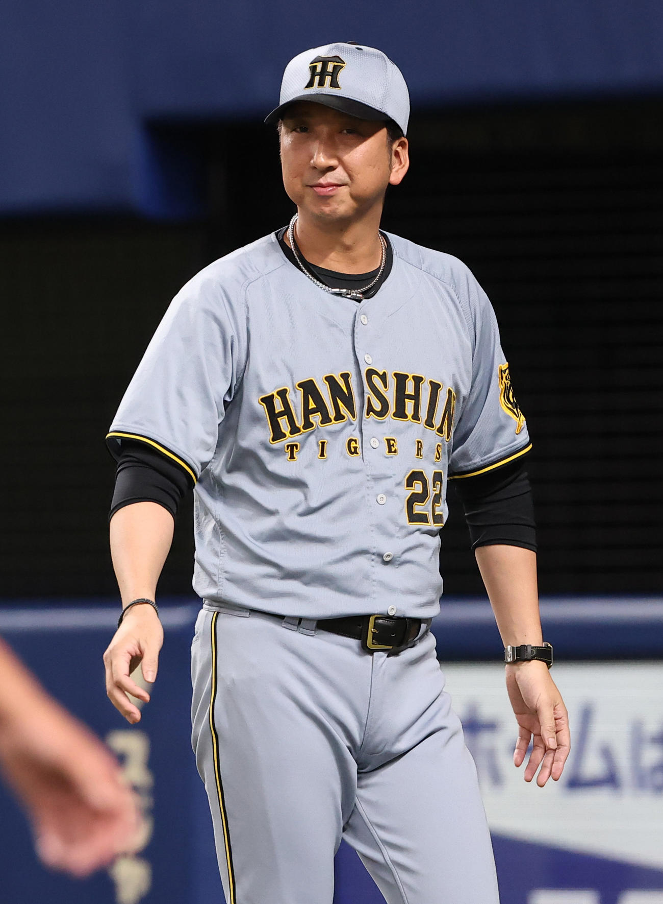 中日対阪神　選手交代を告げる藤川監督（撮影・上田博志）