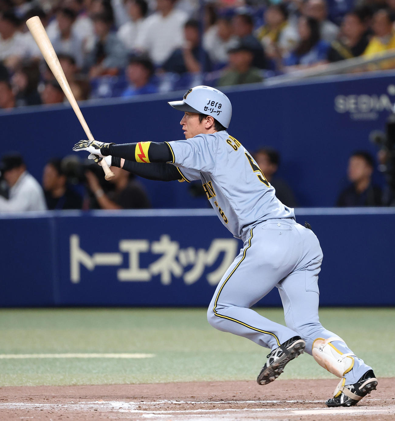 中日対阪神　9回表阪神無死、近本は三塁打を放つ（撮影・上田博志）