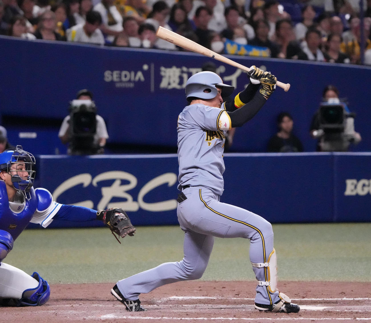 中日対阪神　9回表阪神無死、右中間へ三塁打を放つ近本（撮影・森本幸一）