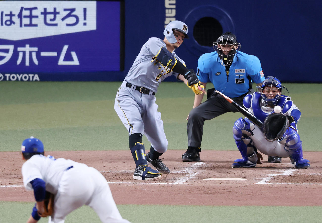 中日対阪神　4回表阪神無死一塁、佐藤輝は左前打を放つ。投手涌井（撮影・加藤哉）