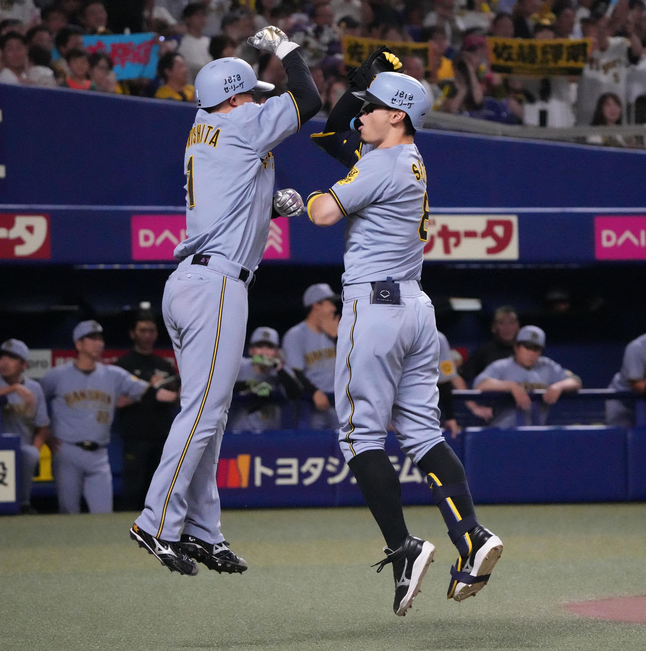 中日対阪神　1回表阪神2死一塁、佐藤輝（右）は右越え2点本塁打を放ち生還し森下とタッチを交わす（撮影・森本幸一）