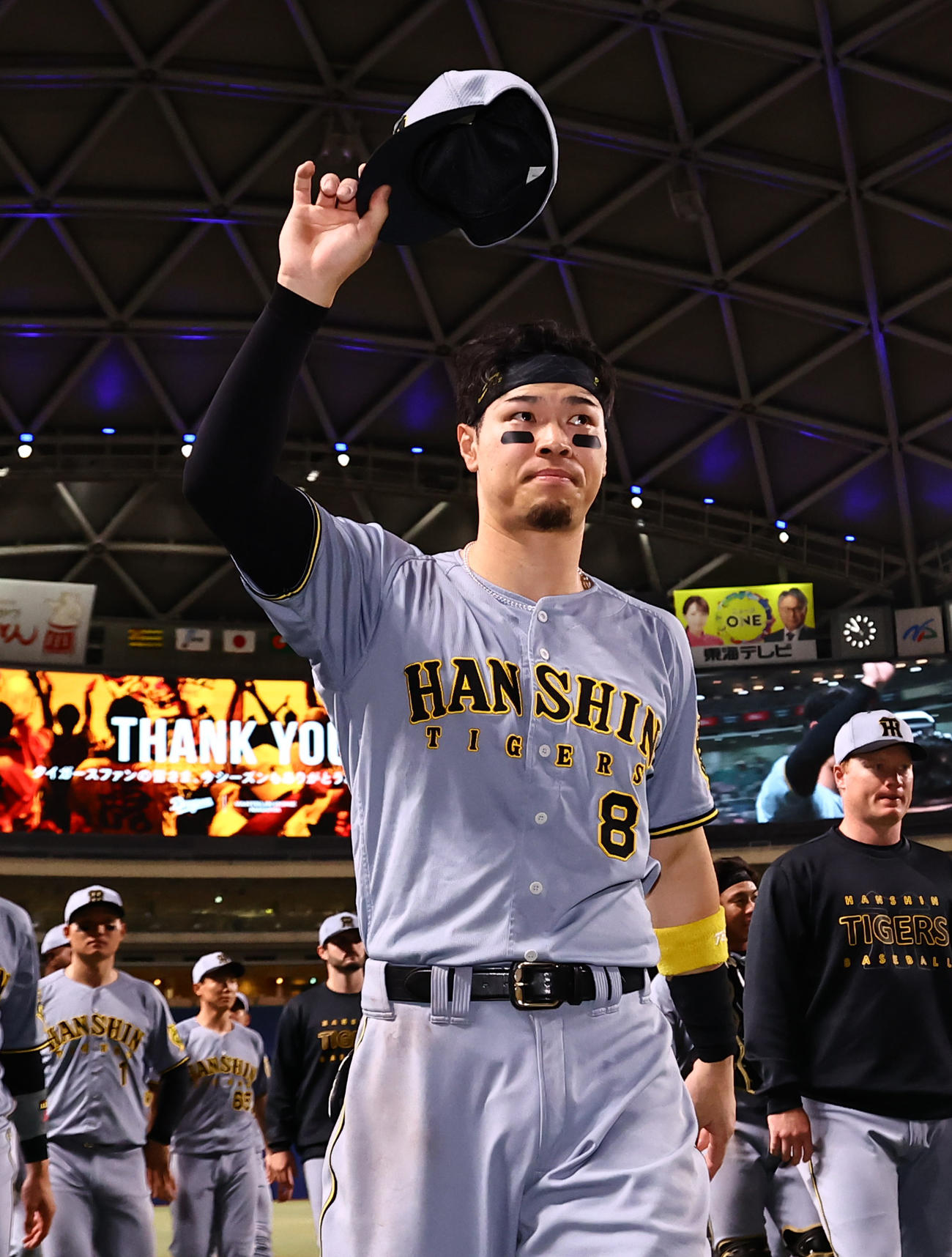 中日対阪神　バンテリンドームナゴヤ最終戦で本塁打を放った佐藤輝はファンの歓声に帽子を上げて応える（撮影・上田博志）