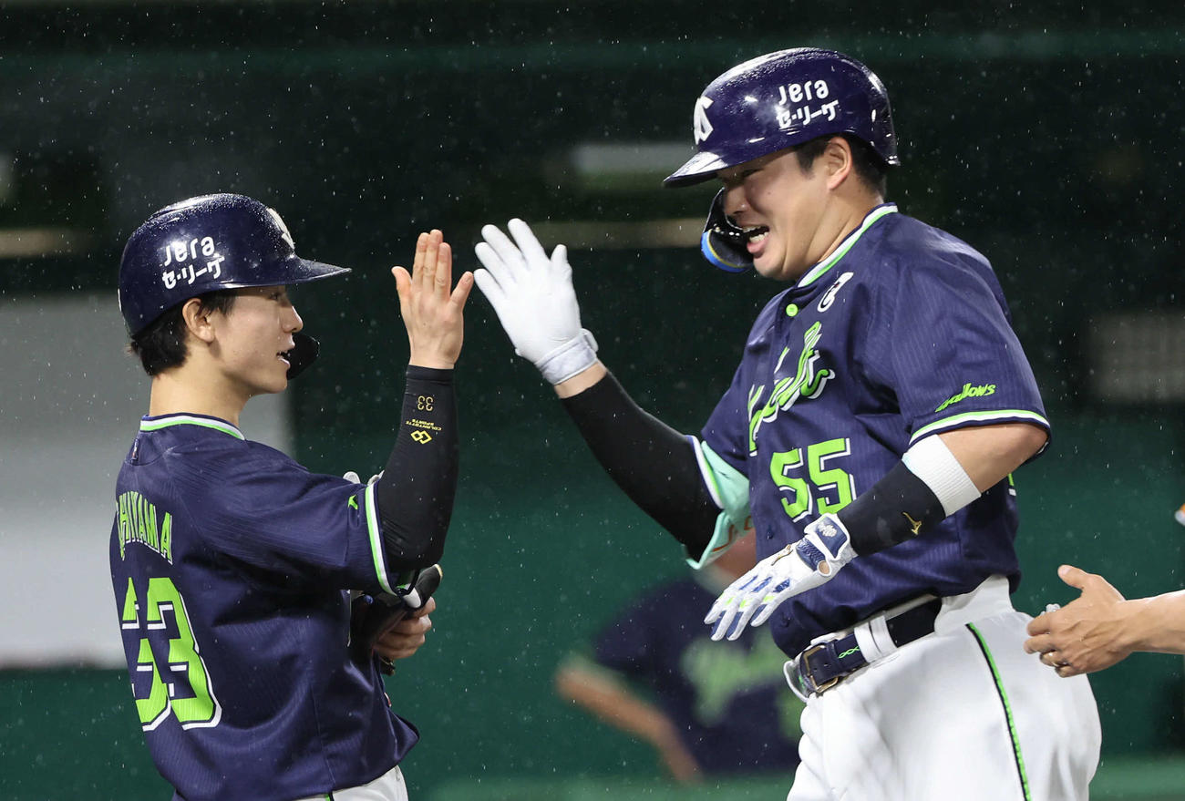 巨人対ヤクルト　4回表ヤクルト1死満塁、村上（右）は本塁打を放ち、内山の出迎えを受ける（撮影・西尾就之）
