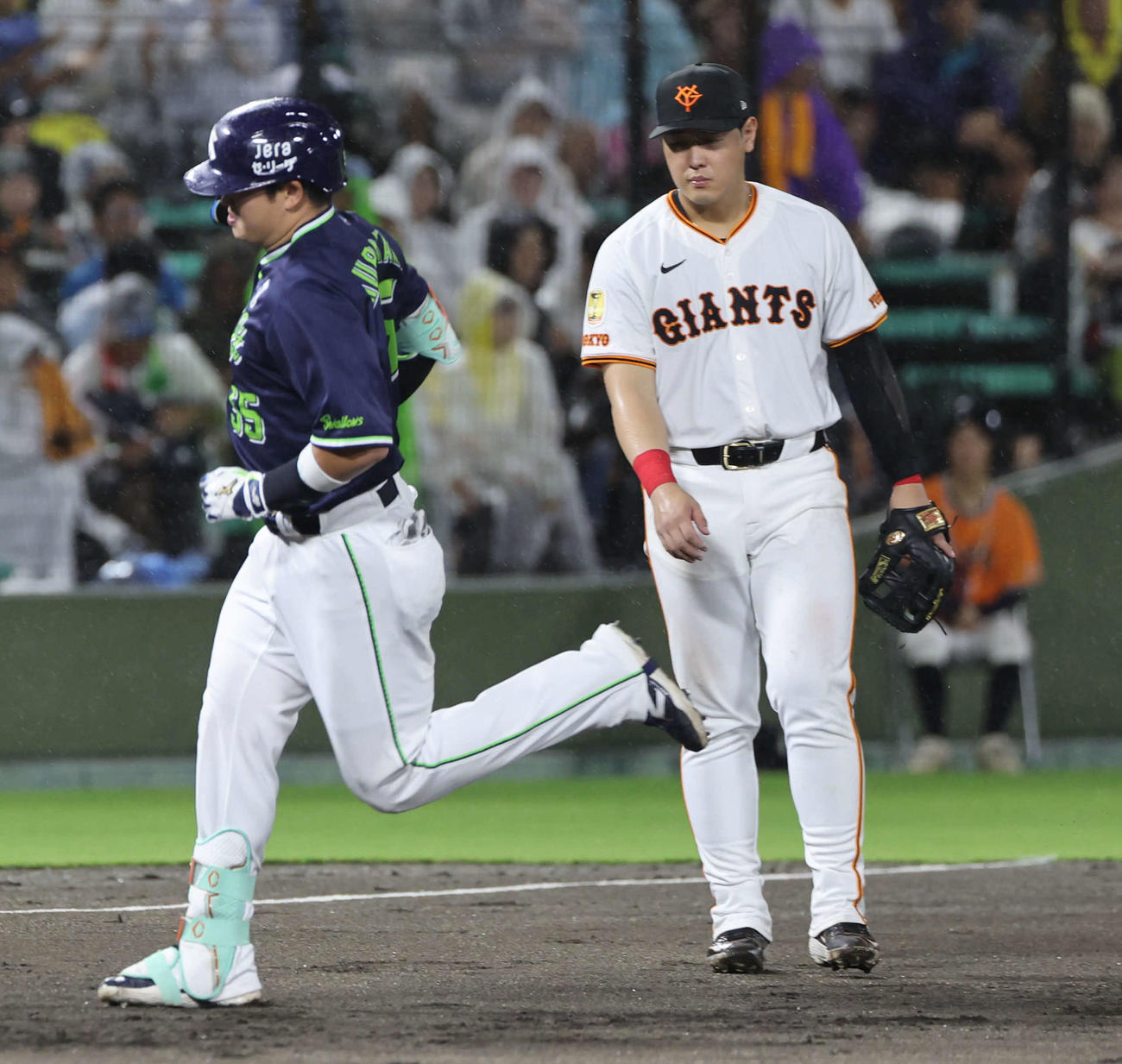 巨人対ヤクルト　4回表ヤクルト1死満塁、村上は右越えに満塁本塁打を放ち、三塁手岡本の前を走る（撮影・西尾就之）
