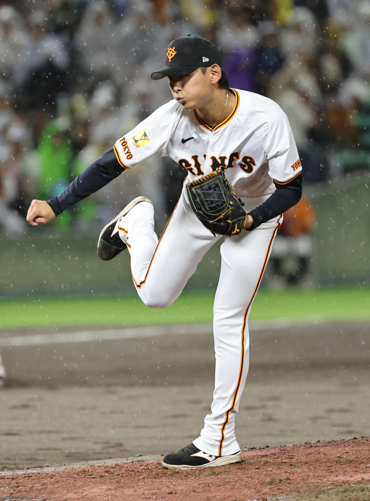 巨人対ヤクルト　4回表途中から登板の巨人2番手泉（撮影・西尾就之）