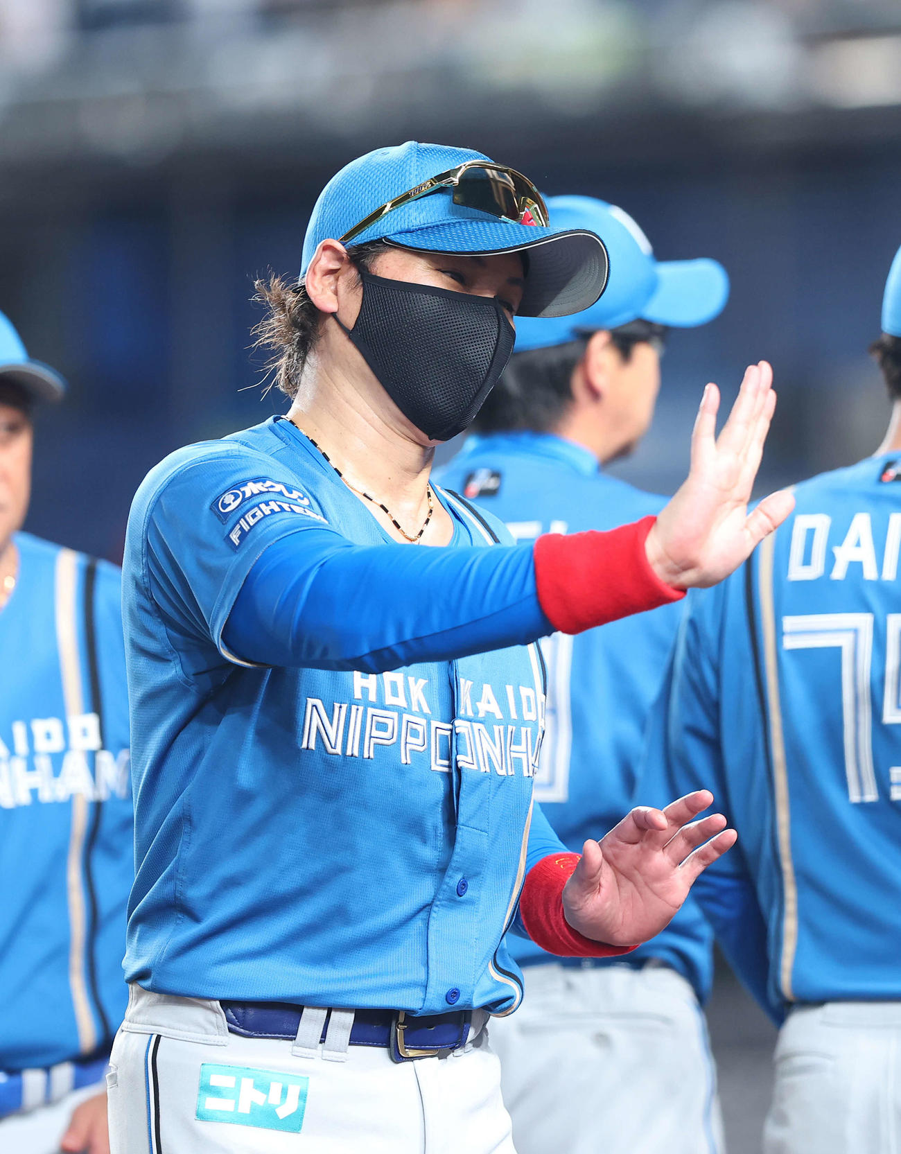 ロッテ対日本ハム　ロッテに勝利し、笑顔でタッチを交わす新庄監督（左）（撮影・河田真司）
