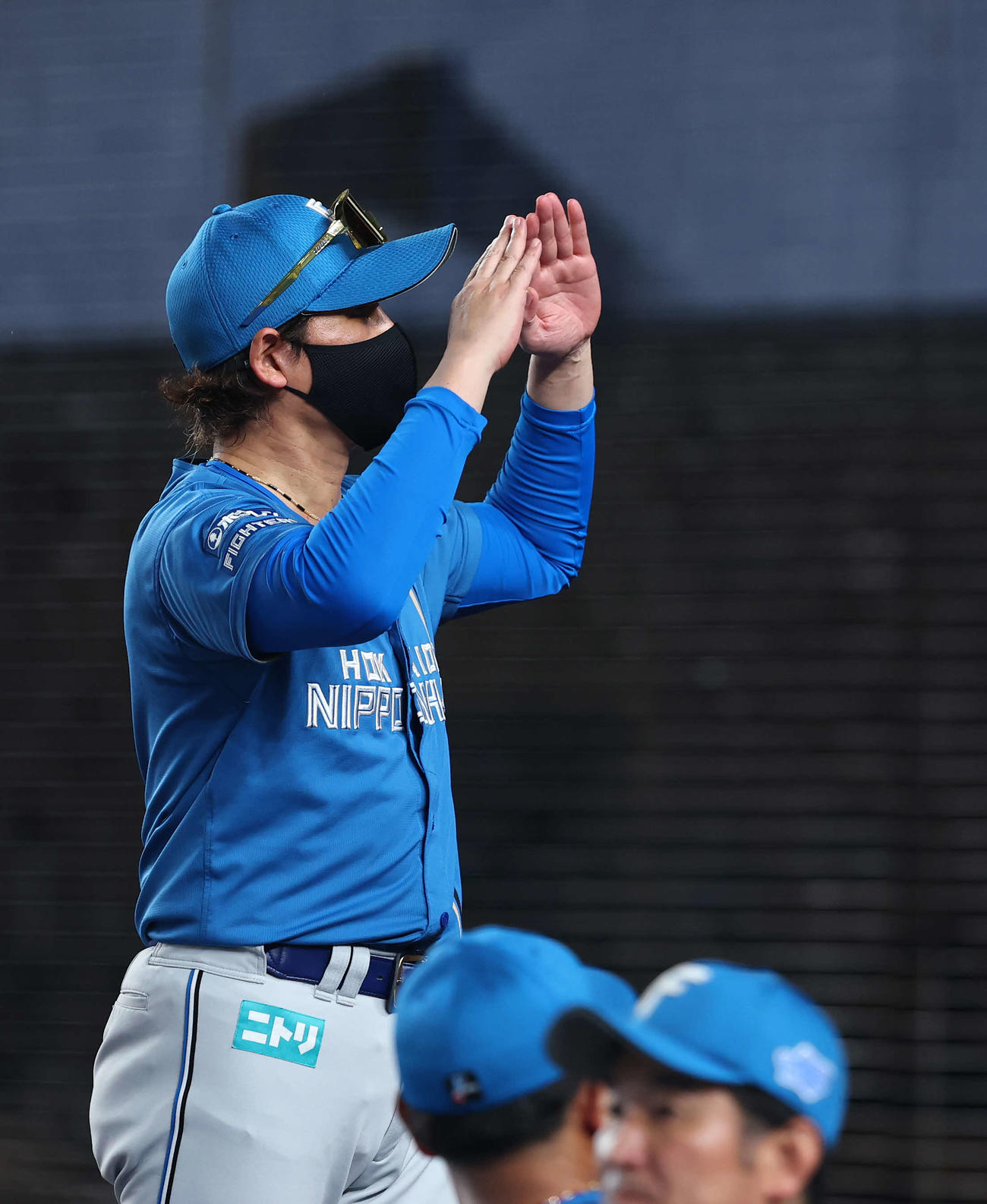ロッテ対日本ハム　8回表を終え、選手交代を告げる新庄監督（撮影・河田真司）