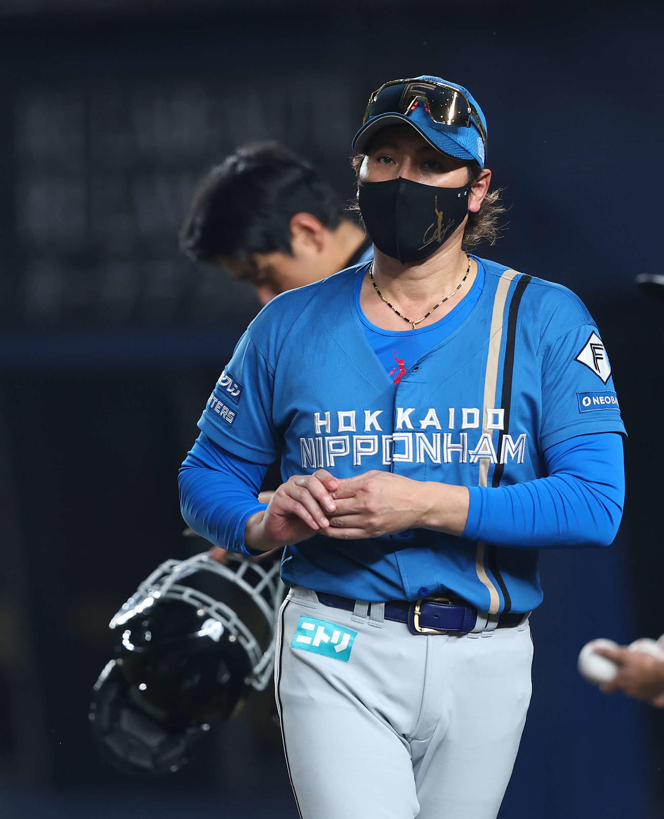 ロッテ対日本ハム　8回表を終え、選手交代を告げる新庄監督（撮影・河田真司）