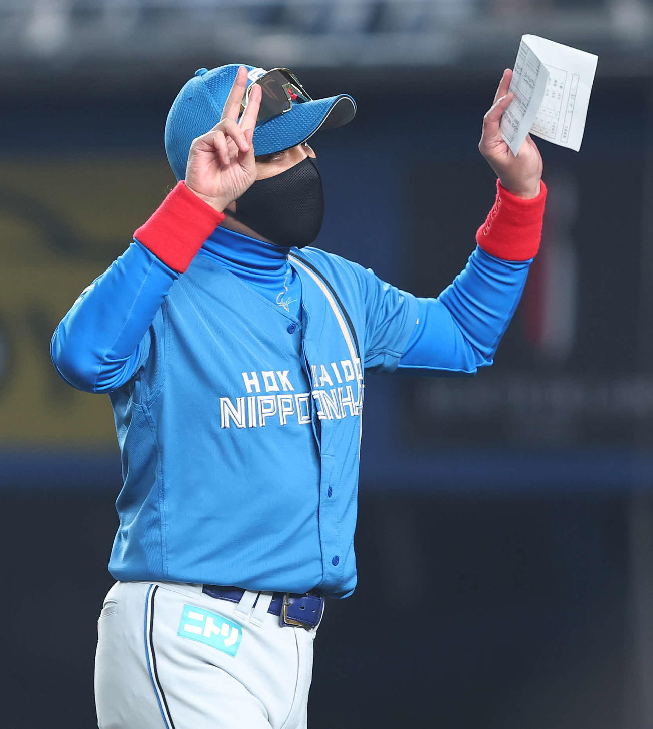 ロッテ対日本ハム　開始前、メンバー表交換を終えベンチに移動する日本ハム新庄監督（撮影・河田真司）