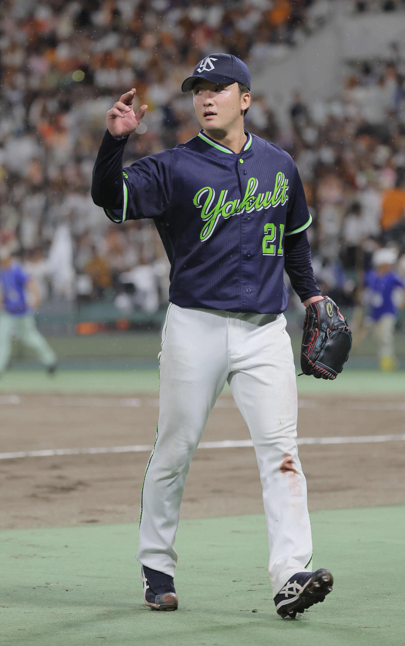巨人対ヤクルト　7回裏巨人攻撃終了、ヤクルト吉村はナインに声を掛けてベンチに戻る（撮影・宮崎幸一）