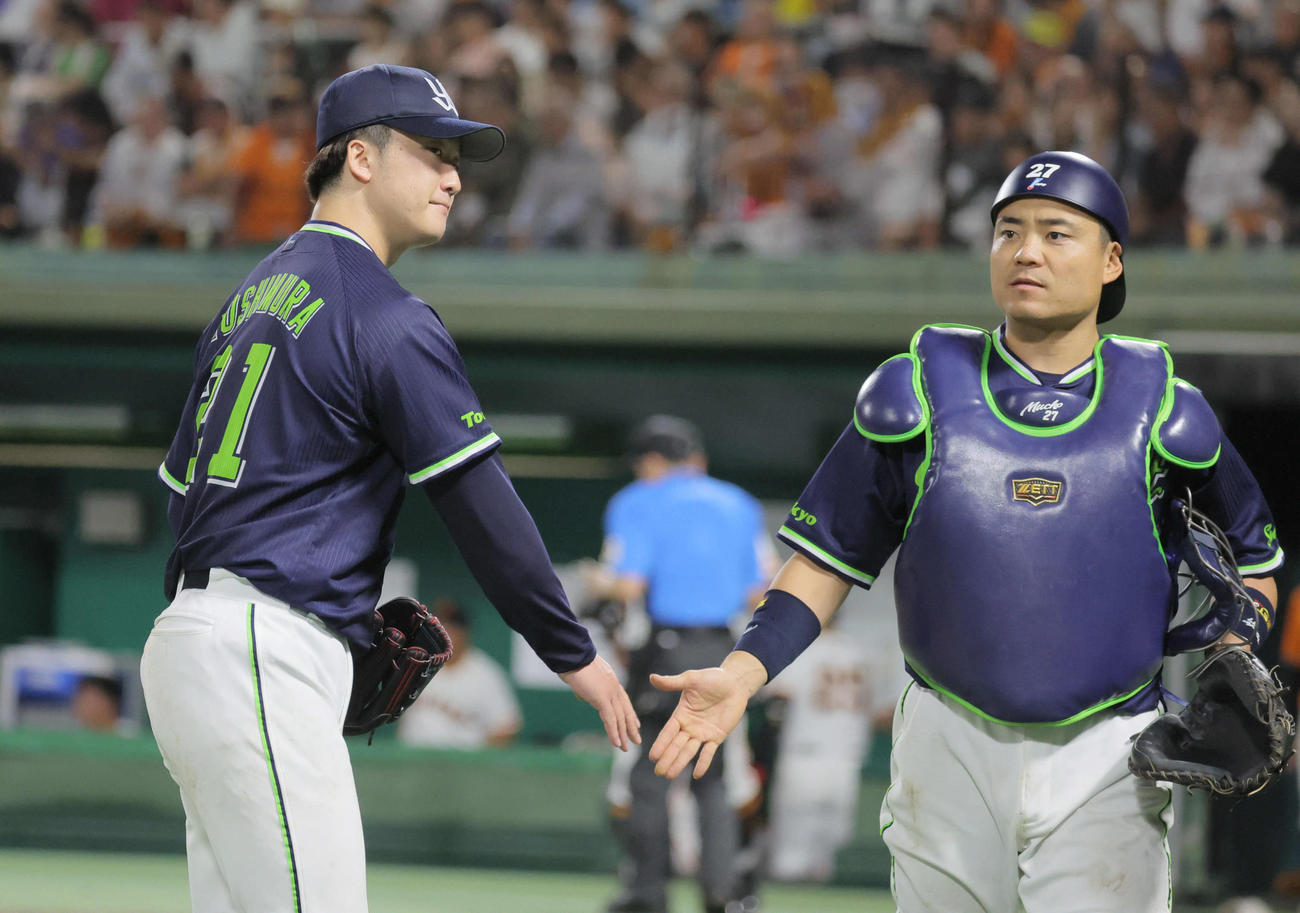 巨人対ヤクルト　6回裏巨人攻撃終了、吉村は無失点に抑えて中村悠とタッチする（撮影・宮崎幸一）