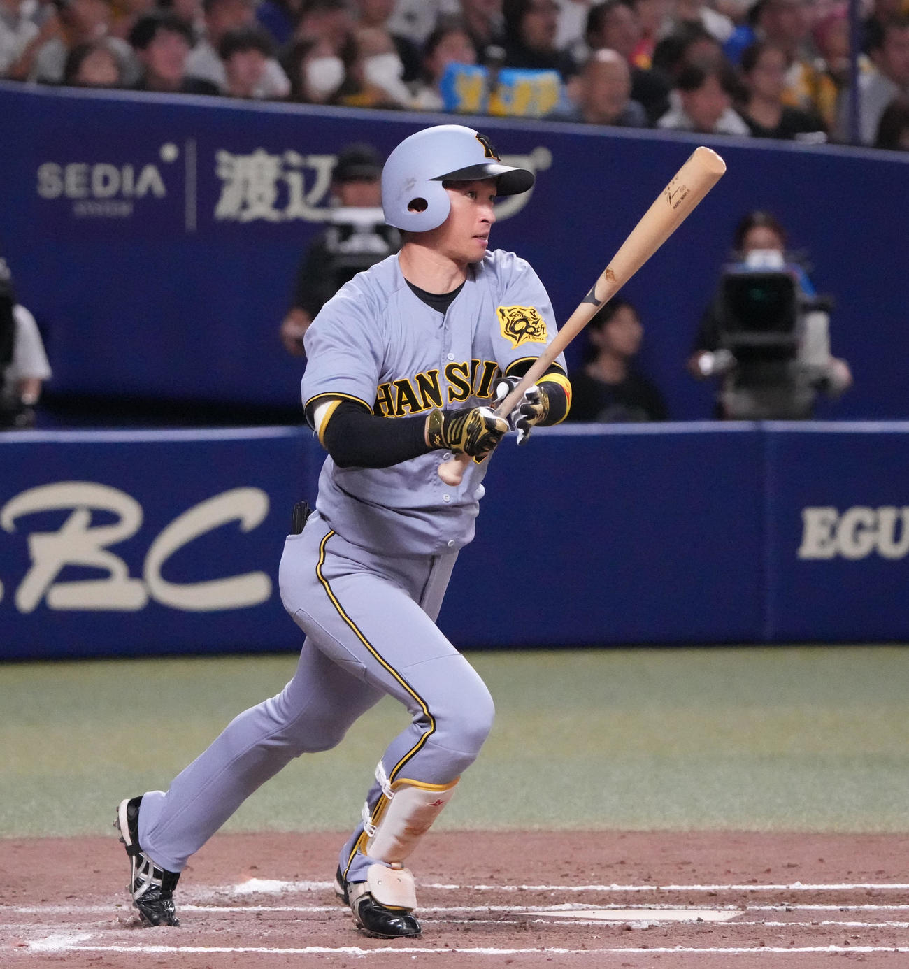 中日対阪神　7回表阪神無死一、二塁、右適時二塁打を放つ近本（撮影・森本幸一）